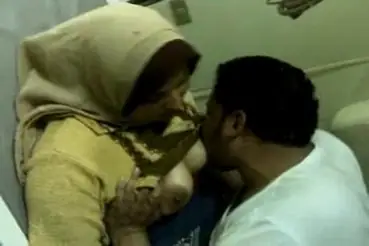 Bokep Terbaru Tante Hijab Nakal Keciduk ML Hot Full HD